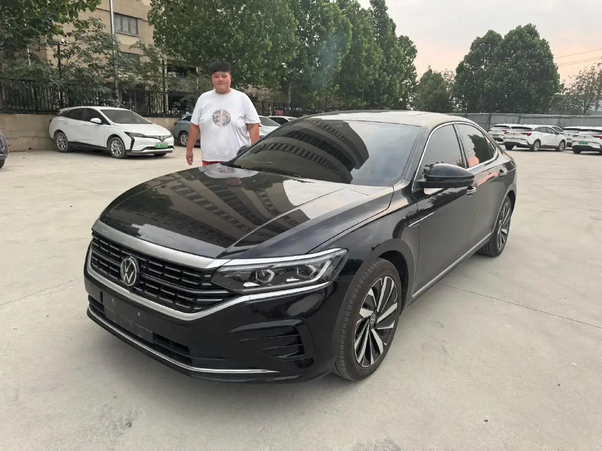 2024 Volkswagen Passat 2.0T 220HP L4 7DCT