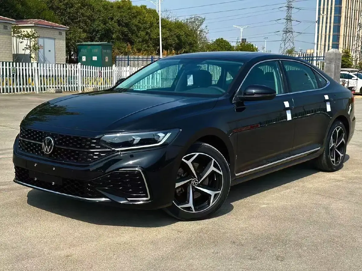 2024 Volkswagen Passat 2.0T 220HP L4 7DCT