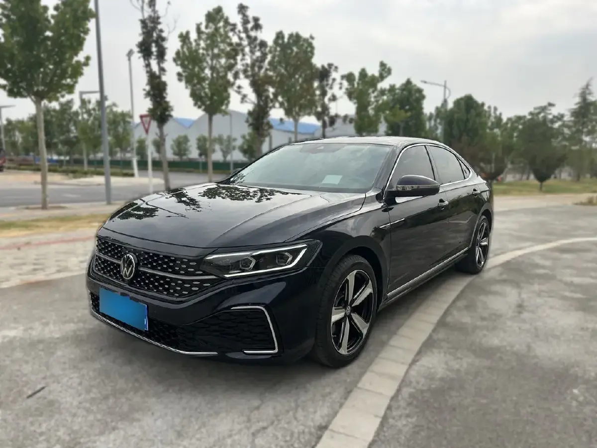 2024 Volkswagen Passat 2.0T 220HP L4 7DCT