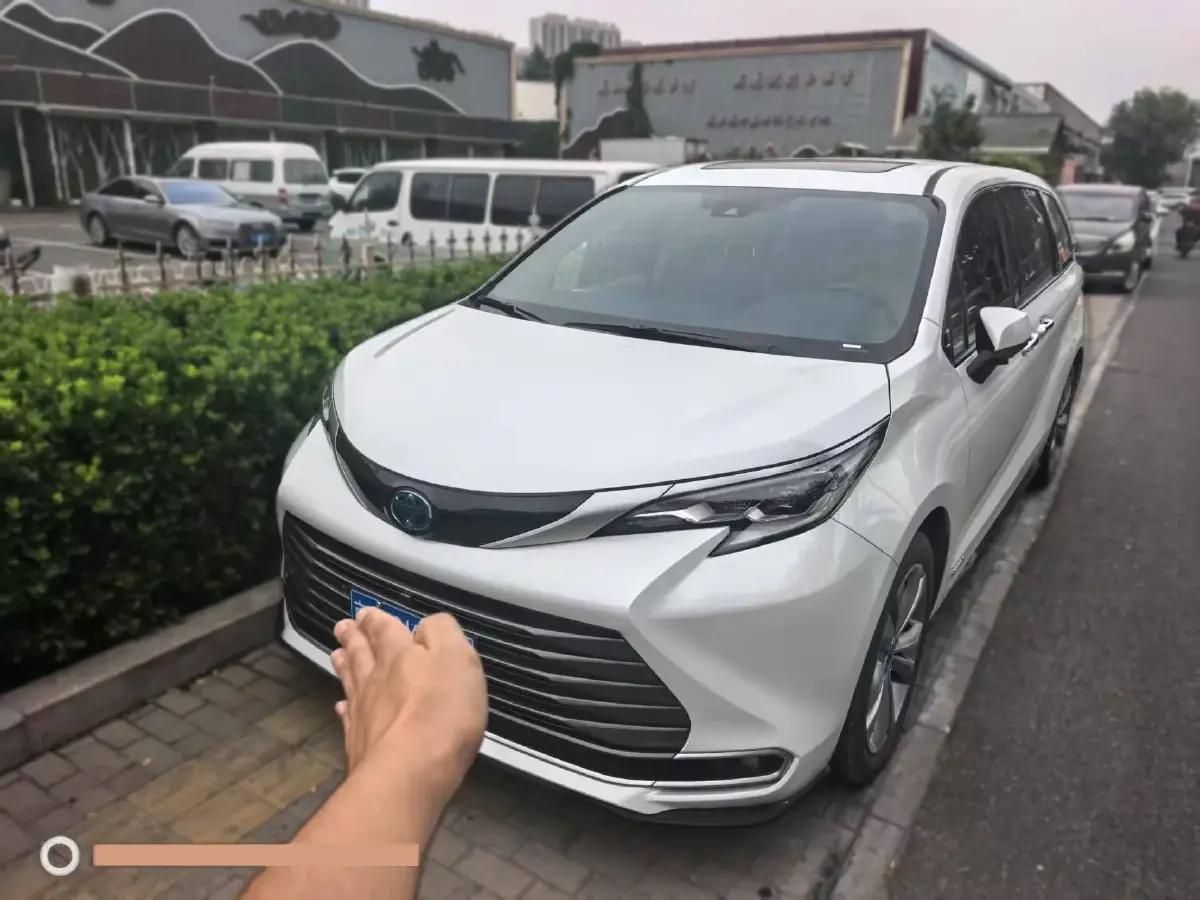2023 Toyota Sienna 2.5L 189HP L4 E-CVT Hybrid