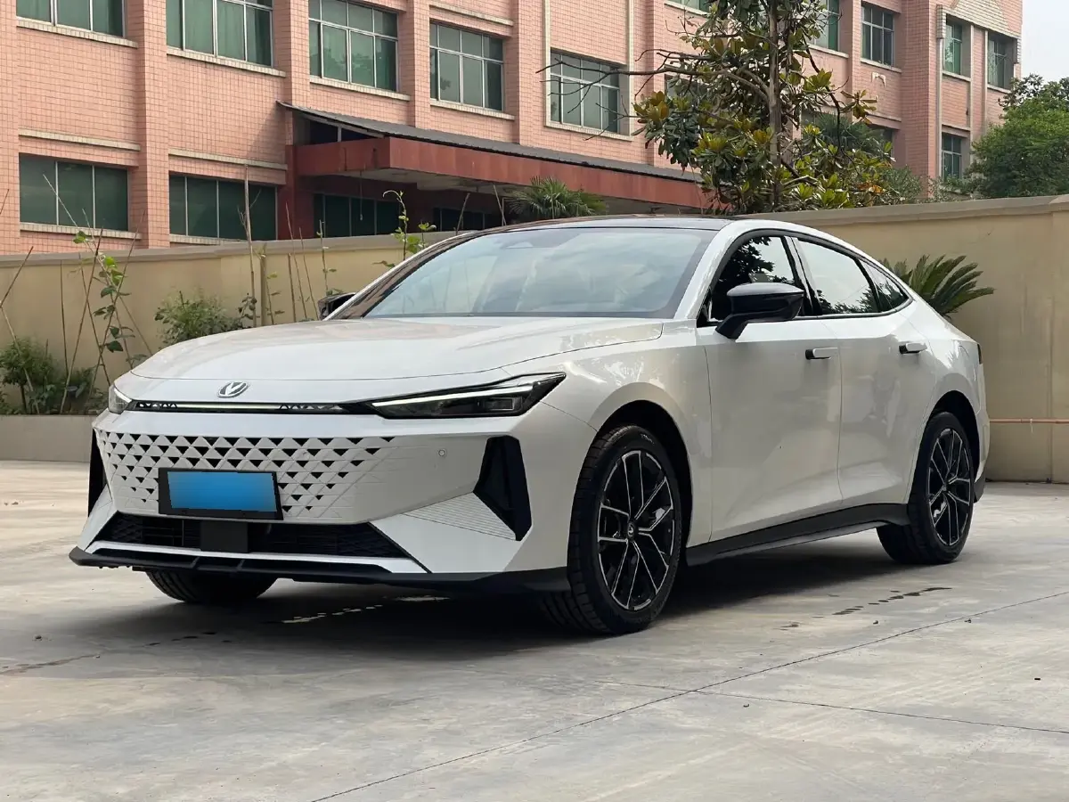 2024 ChangAn UNI-V iDD 1.5L 110HP L4 E-CVT PHEV 18.99KWH