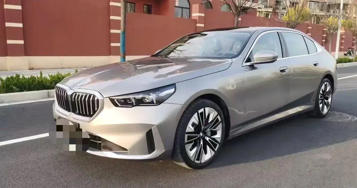 2024 BMW 5 Series 2.0T 258HP L4 8AT