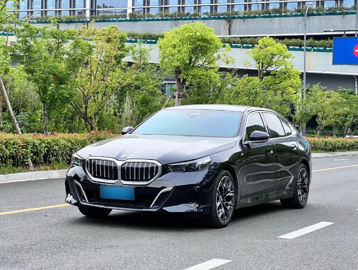 2024 BMW 5 Series 2.0T 258HP L4 8AT