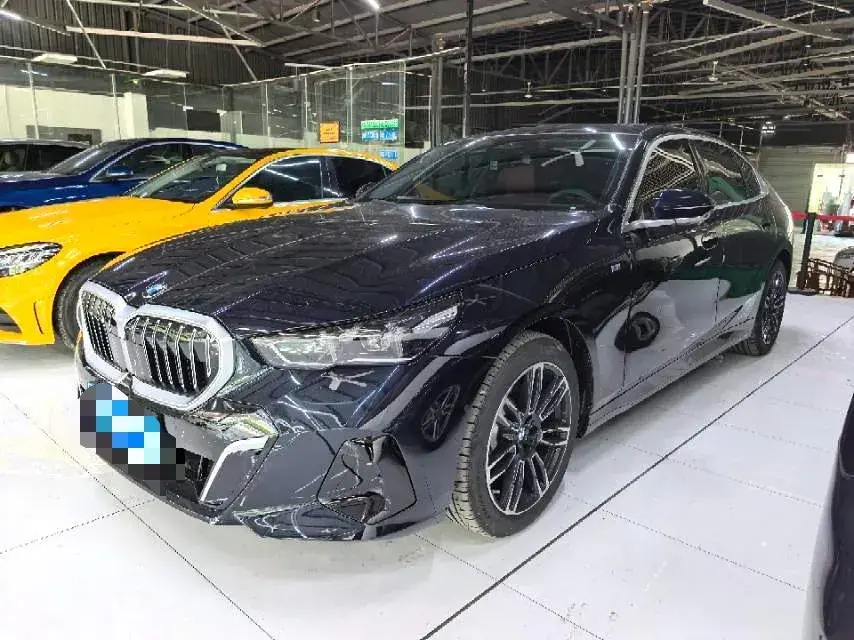 2025 BMW 5 Series 2.0T 258HP L4 8AT