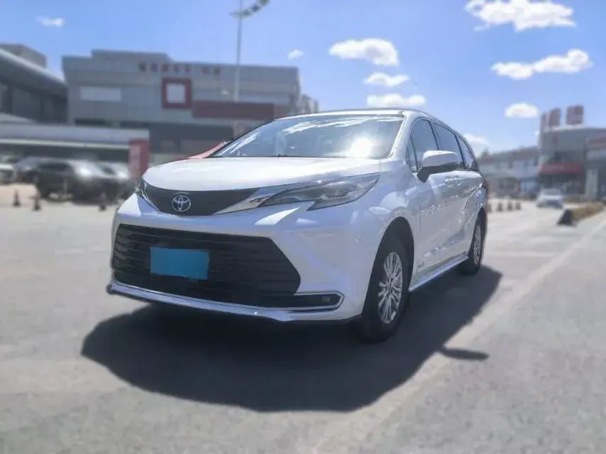 2023 Toyota Sienna 2.5L 189HP L4 E-CVT Hybrid