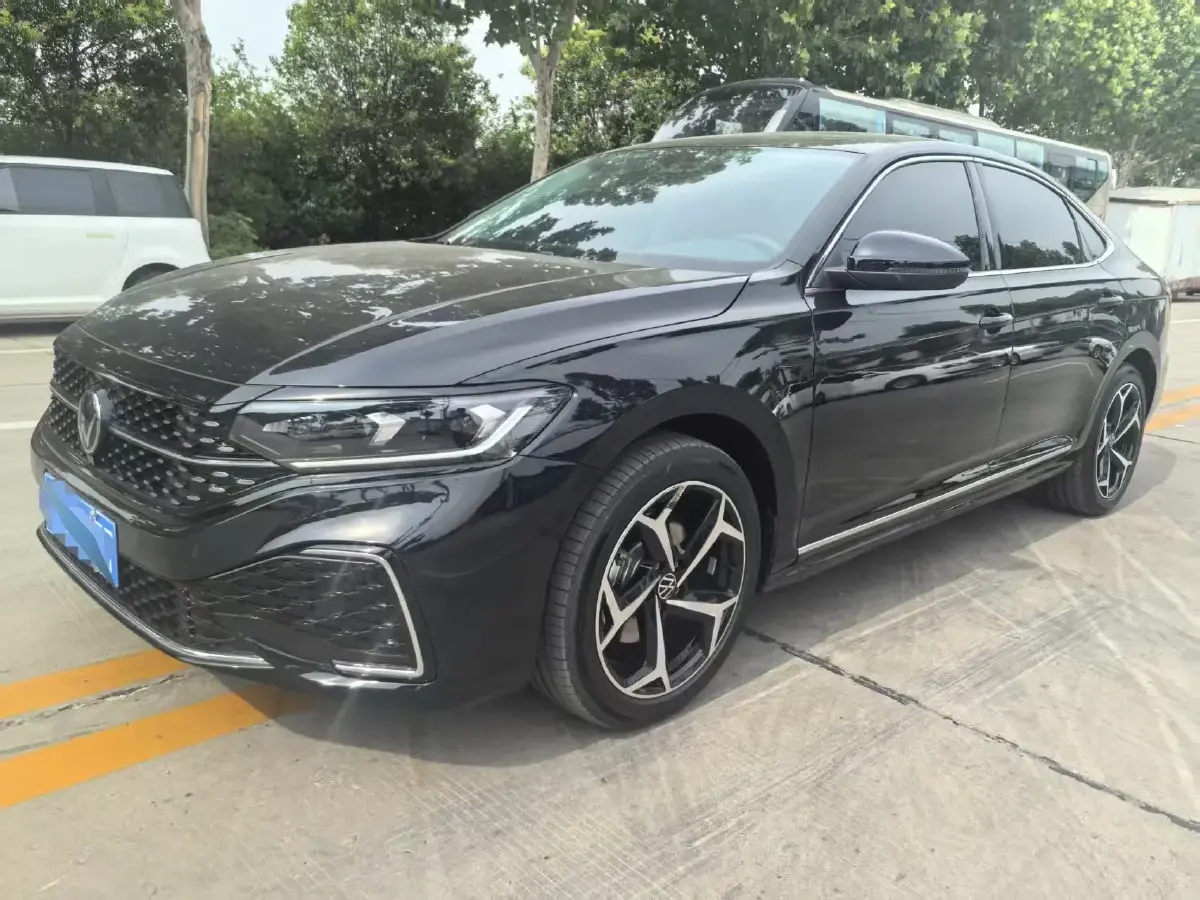 2024 Volkswagen Passat 2.0T 220HP L4 7DCT