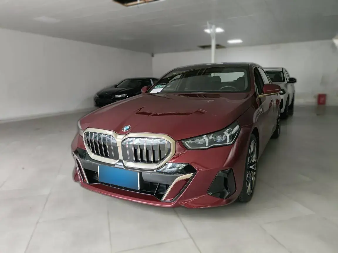 2024 BMW 5 Series 2.0T 258HP L4 8AT