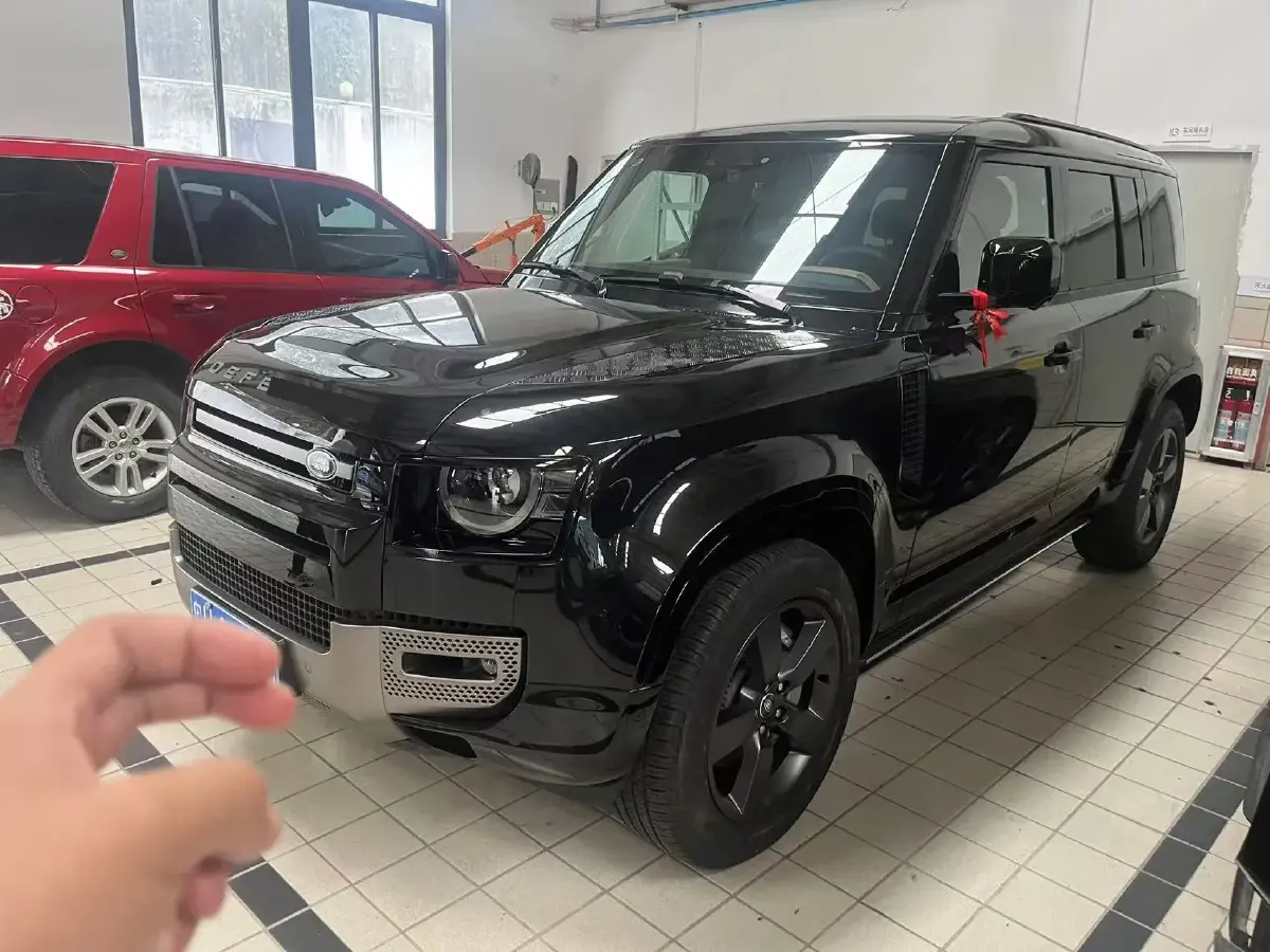 2025 Land Rover Defender 3.0T 400HP L6 8AT