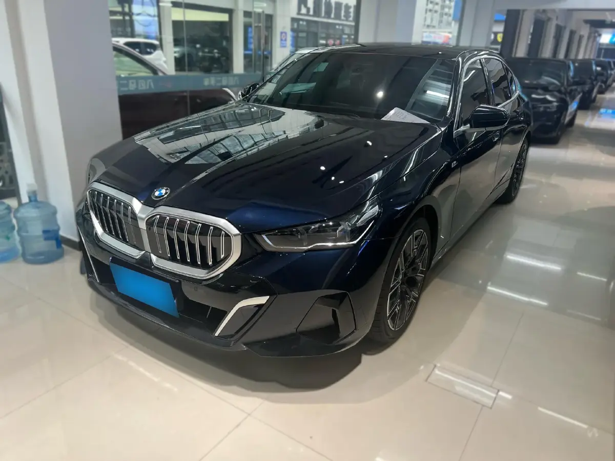 2025 BMW 5 Series 2.0T 258HP L4 8AT