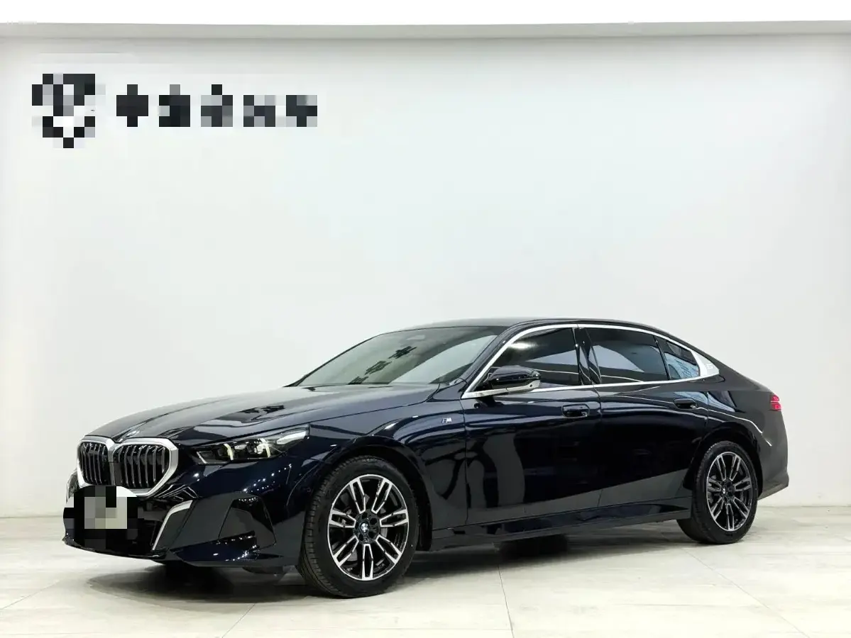 2025 BMW 5 Series 2.0T 258HP L4 8AT