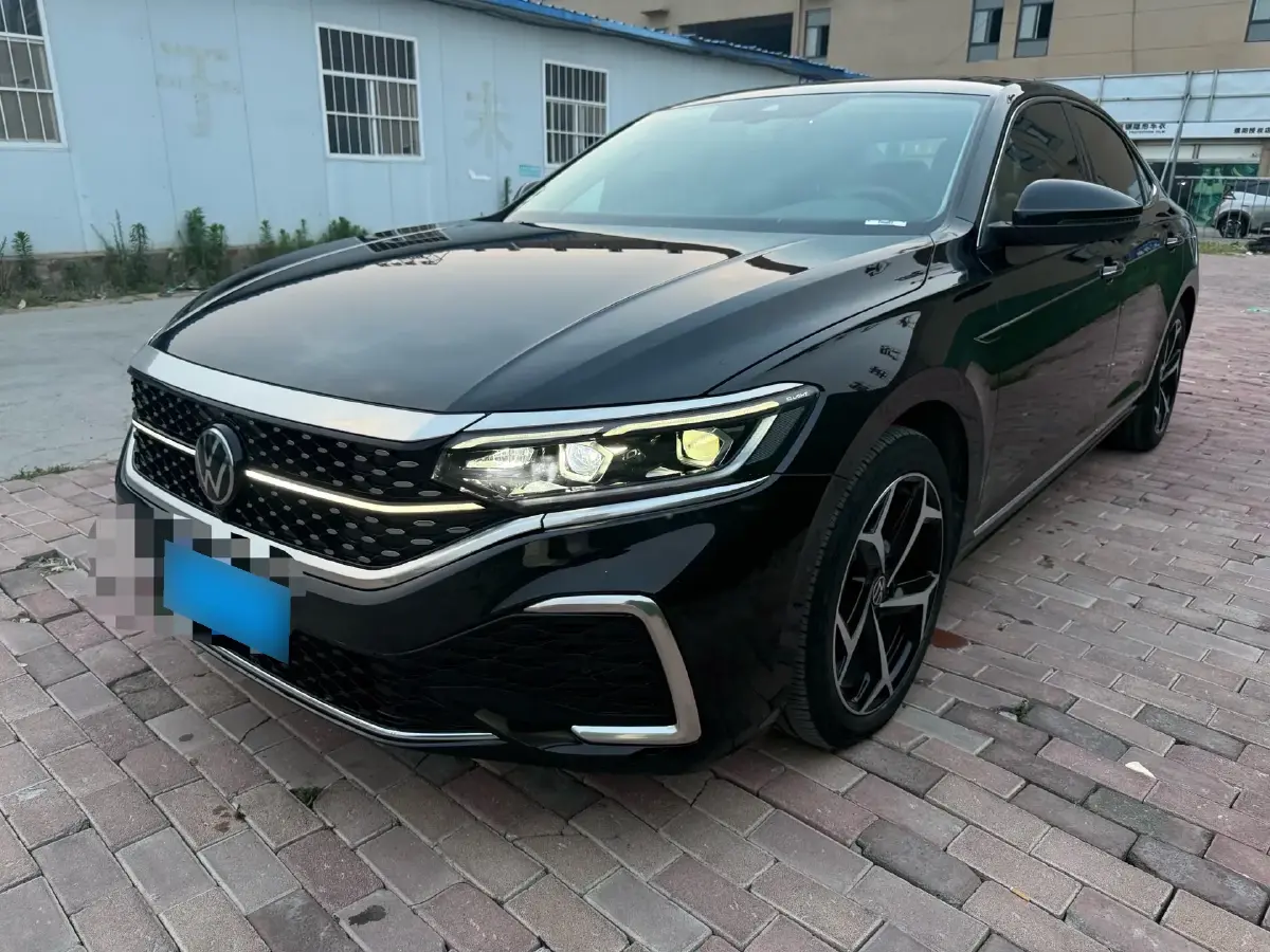 2024 Volkswagen Passat 2.0T 220HP L4 7DCT