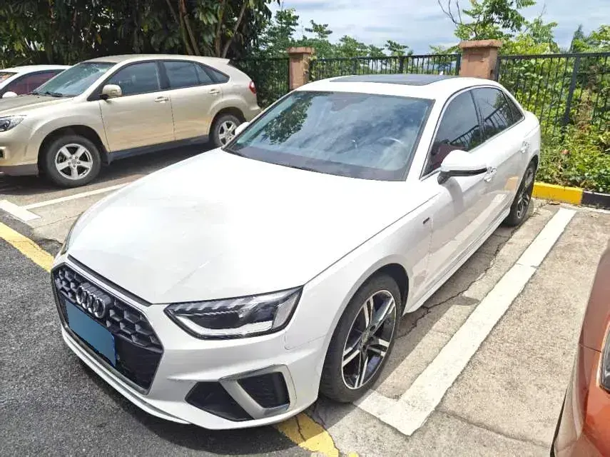 2022 Audi A4L 2.0T 190HP L4 7DCT