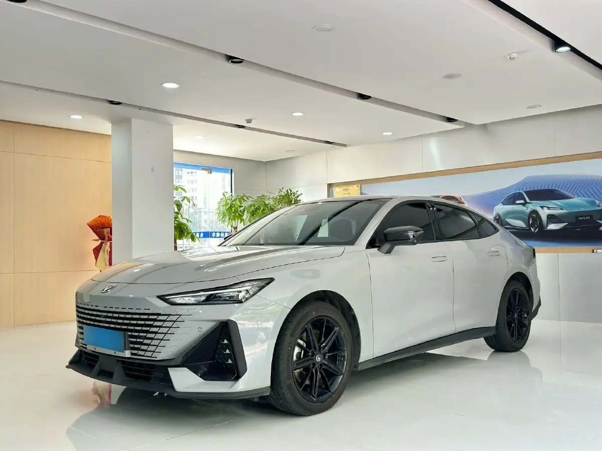 2023 ChangAn UNI-V iDD 1.5T 170HP L4 6TCT PHEV 18.4KWH