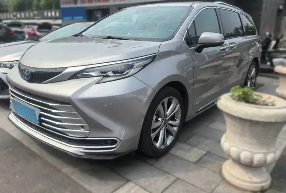 2023 Toyota Sienna 2.5L 189HP L4 E-CVT Hybrid