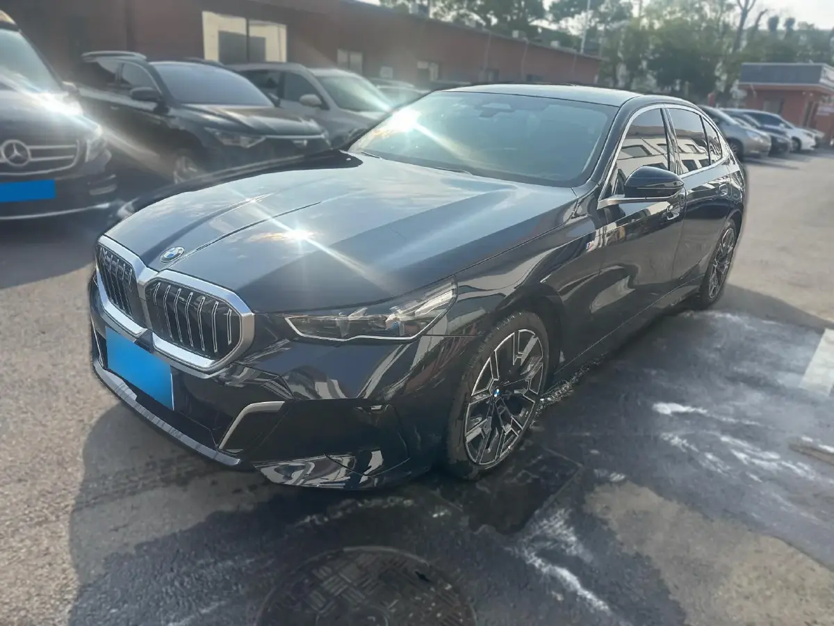 2025 BMW 5 Series 2.0T 258HP L4 8AT