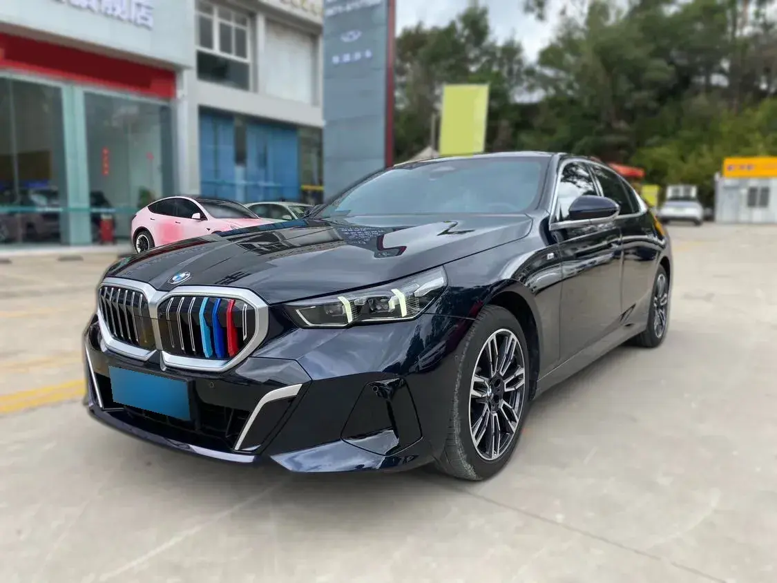 2025 BMW 5 Series 2.0T 258HP L4 8AT