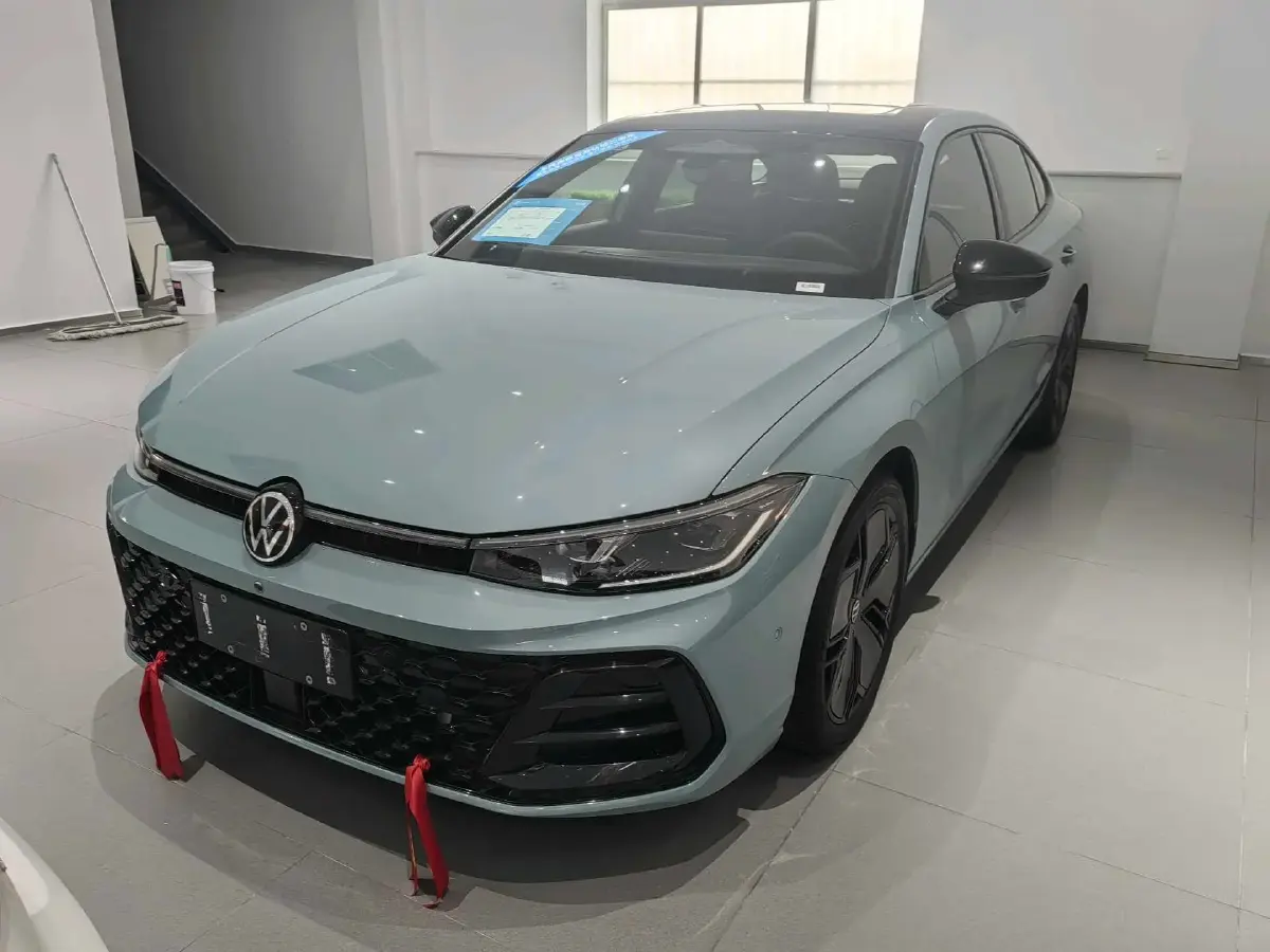 2025 Volkswagen Passat 2.0T 220HP L4 7DCT