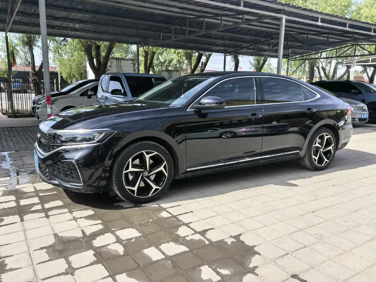 2025 Volkswagen Passat 2.0T 186HP L4 7DCT