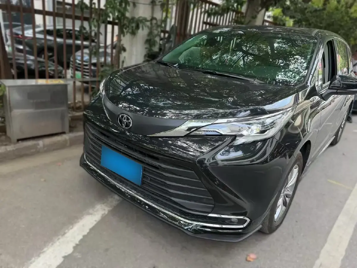 2024 Toyota Sienna 2.5L 189HP L4 E-CVT Hybrid