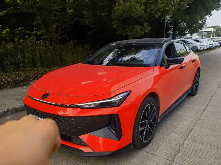 2024 ChangAn UNI-V iDD 1.5L 110HP L4 E-CVT PHEV 18.99KWH