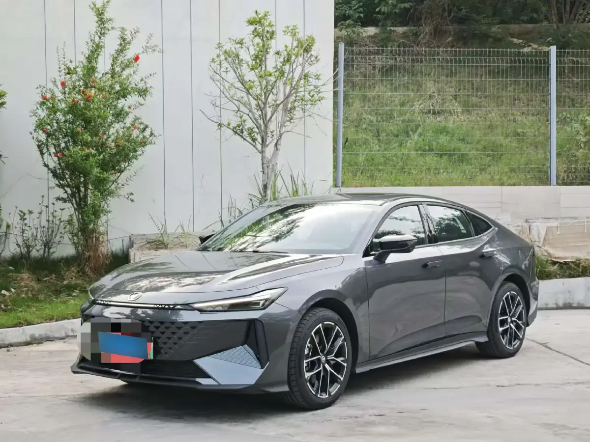 2024 ChangAn UNI-V iDD 1.5L 110HP L4 E-CVT PHEV 18.99KWH