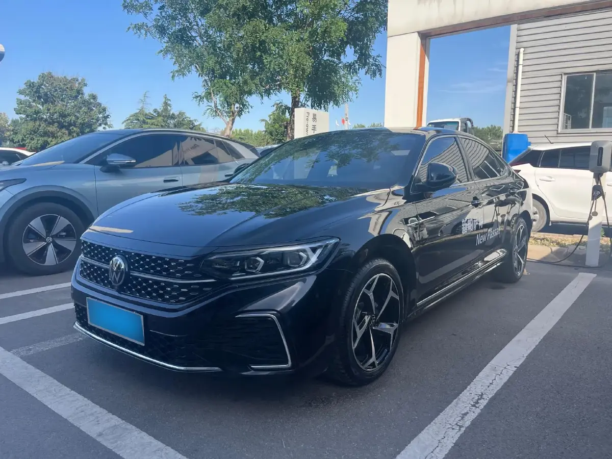 2024 Volkswagen Passat 2.0T 220HP L4 7DCT