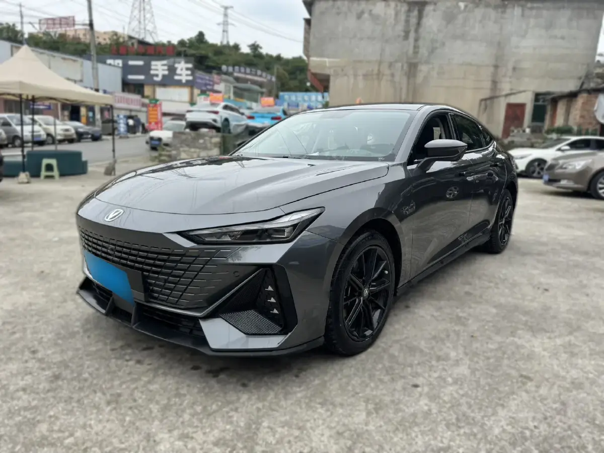 2023 ChangAn UNI-V iDD 1.5T 170HP L4 6TCT PHEV 18.4KWH 2023 ChangAn UNI-V iDD 1.5T 170HP L4 6TCT PHEV 18.4KWH