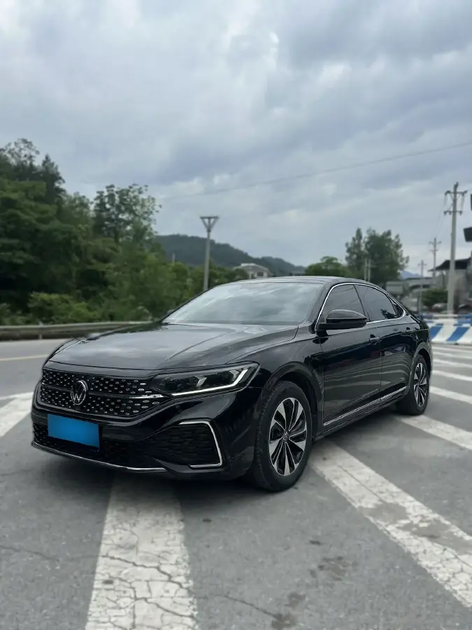 2023 Volkswagen Passat 2.0T 186HP L4 7DCT