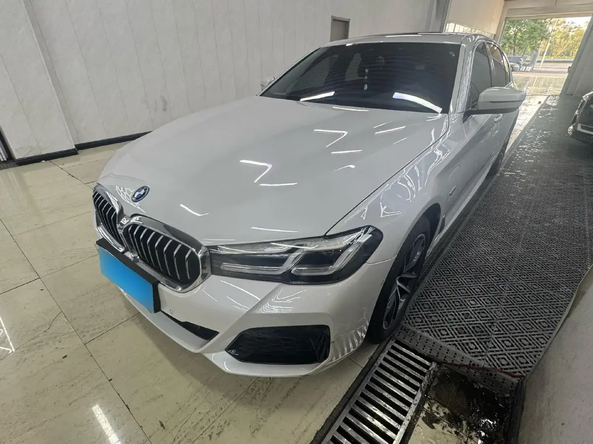 2022 BMW 5 Series 2.0T 184HP L4 8AT PHEV 17.7KWH