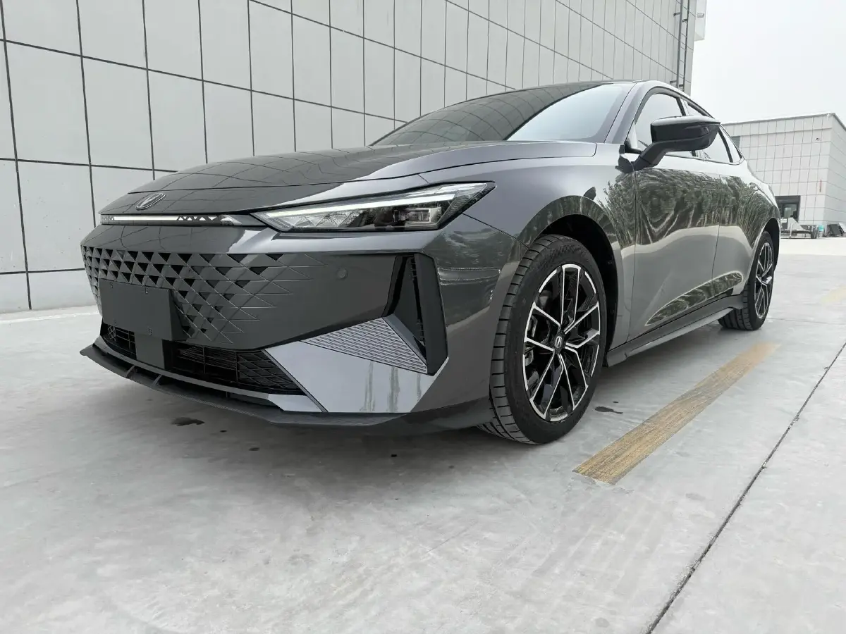 2024 ChangAn UNI-V iDD 1.5L 110HP L4 E-CVT PHEV 18.99KWH