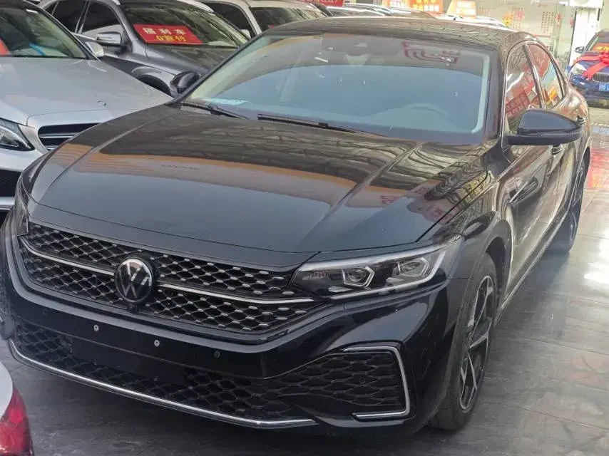 2025 Volkswagen Passat 2.0T 220HP L4 7DCT