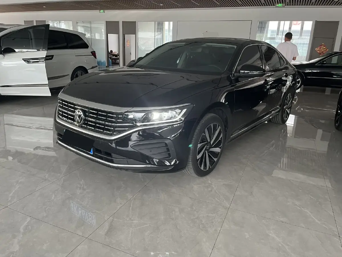 2024 Volkswagen Passat 2.0T 220HP L4 7DCT