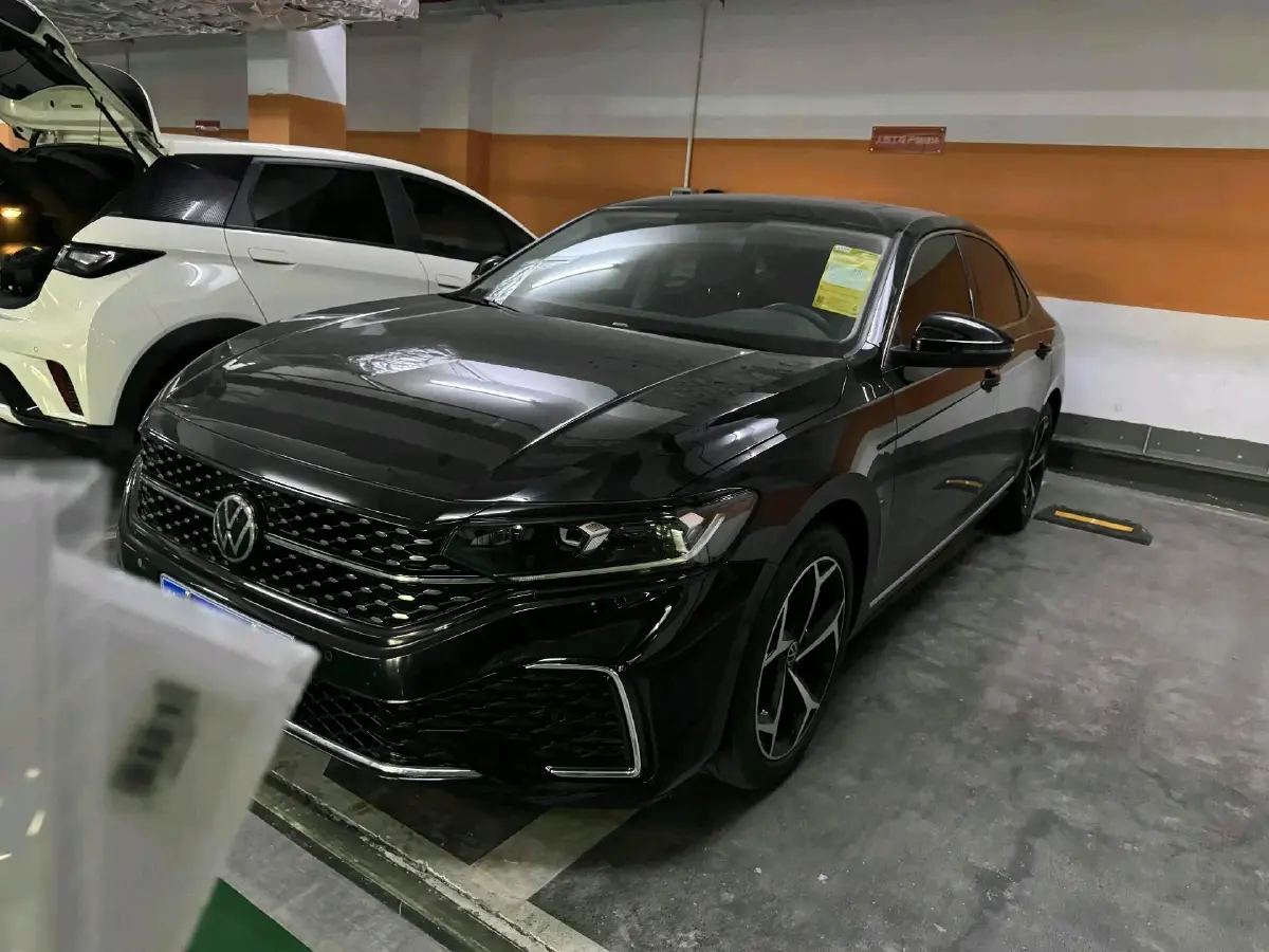 2025 Volkswagen Passat 2.0T 186HP L4 7DCT