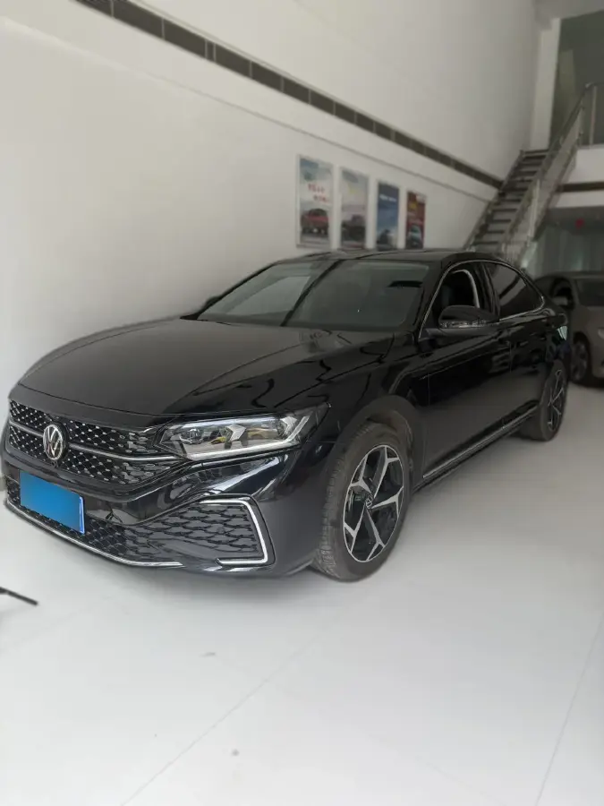 2024 Volkswagen Passat 2.0T 220HP L4 7DCT