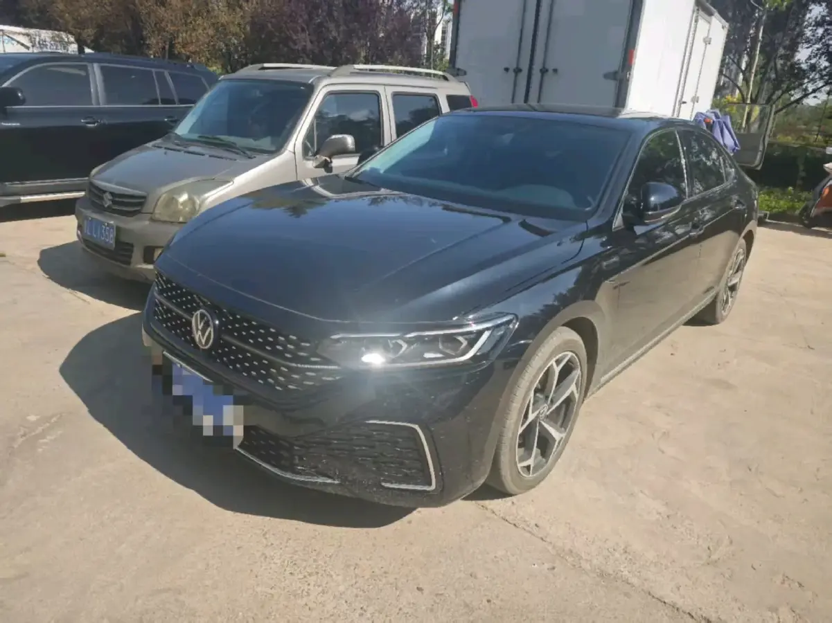 2024 Volkswagen Passat 2.0T 220HP L4 7DCT