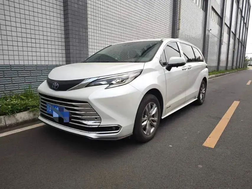 2023 Toyota Sienna 2.5L 189HP L4 E-CVT Hybrid