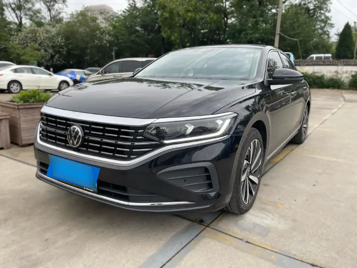 2024 Volkswagen Passat 2.0T 220HP L4 7DCT