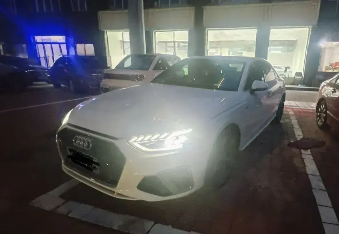 2022 Audi A4L 2.0T 190HP L4 7DCT