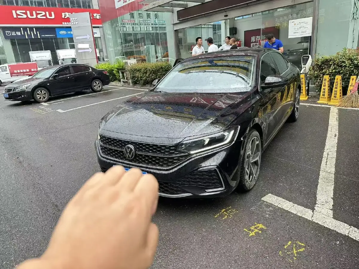 2024 Volkswagen Passat 2.0T 220HP L4 7DCT