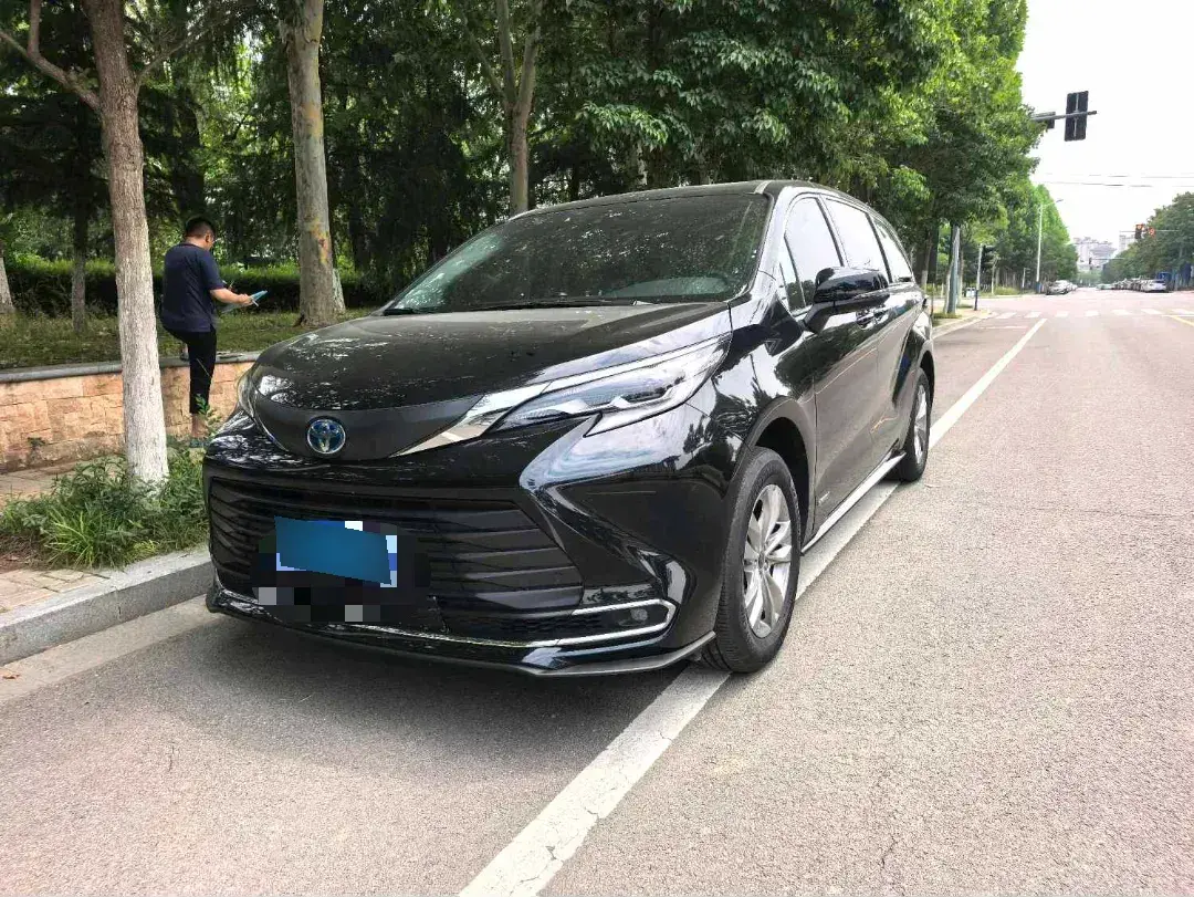 2024 Toyota Sienna 2.5L 189HP L4 E-CVT Hybrid