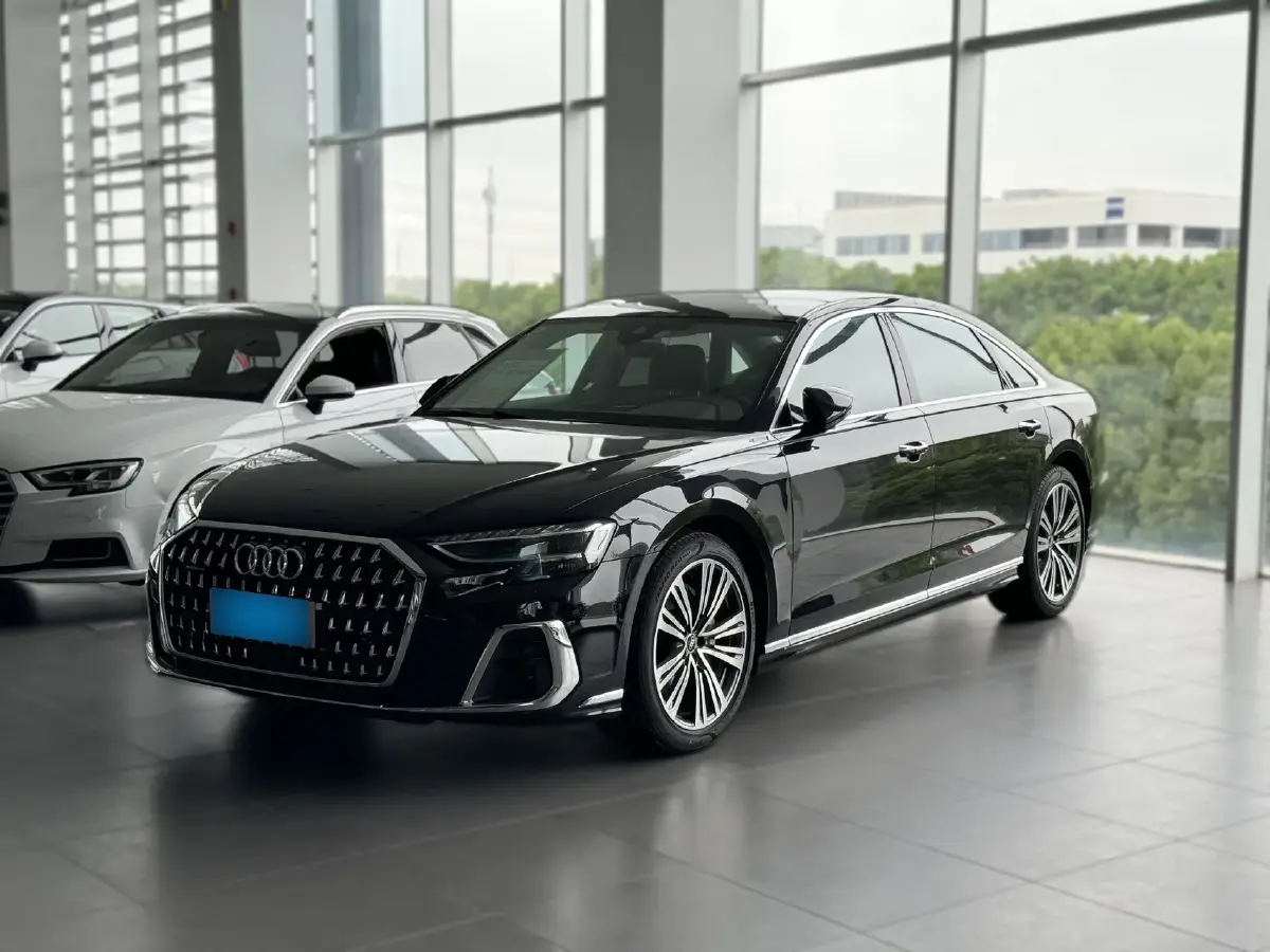 2025 Audi A8 2.0T 265HP L4 8AT