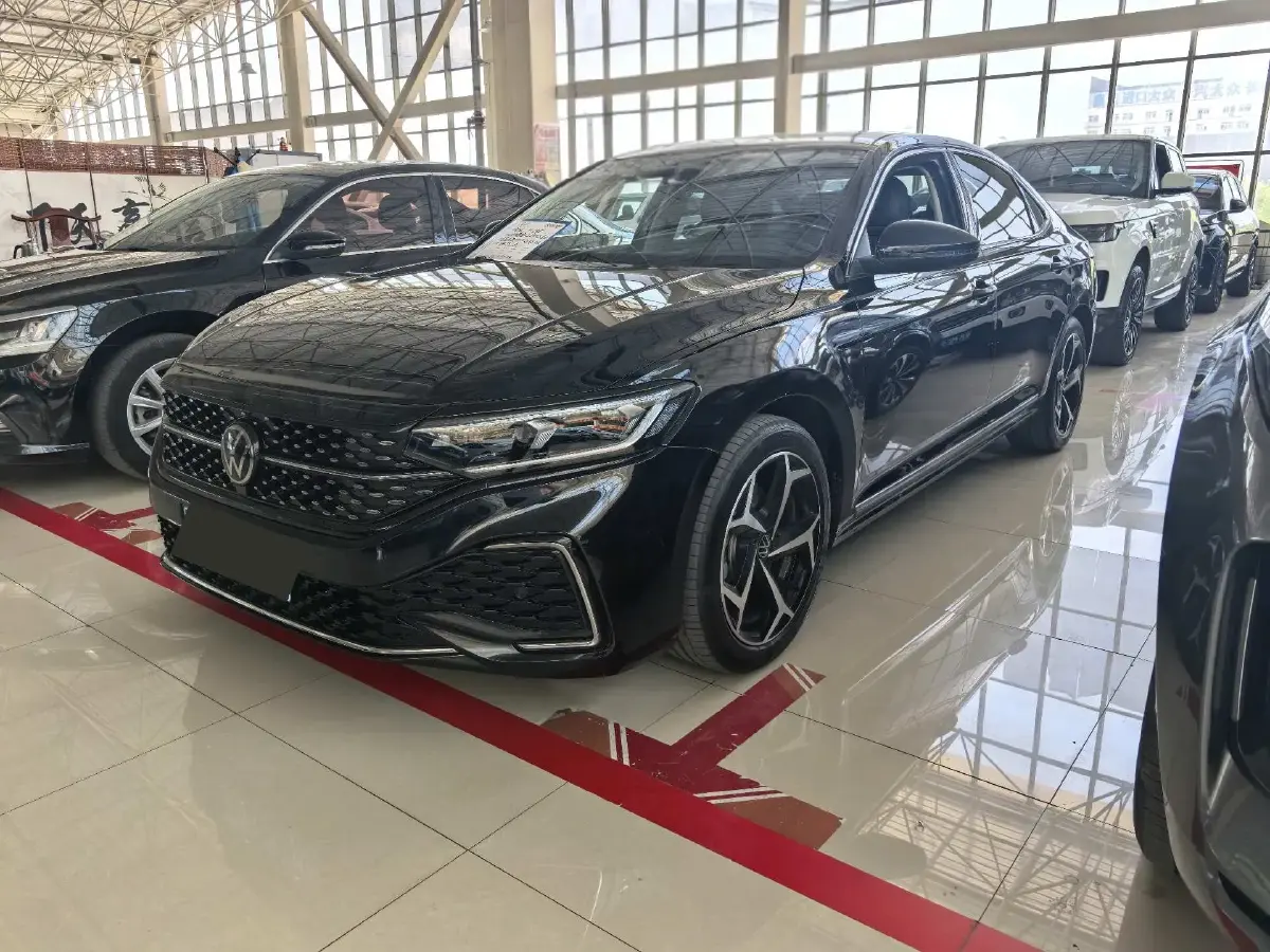 2024 Volkswagen Passat 2.0T 186HP L4 7DCT