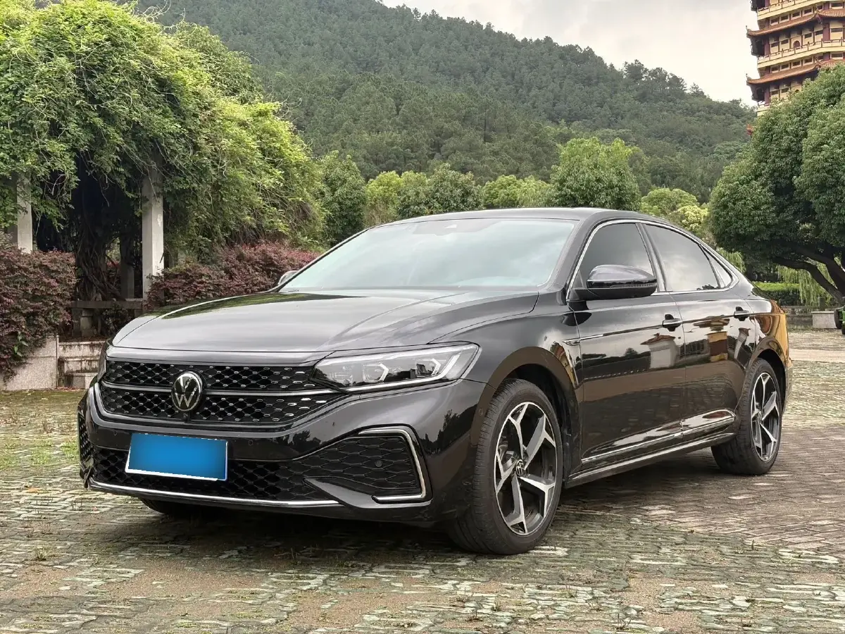 2023 Volkswagen Passat 2.0T 186HP L4 7DCT