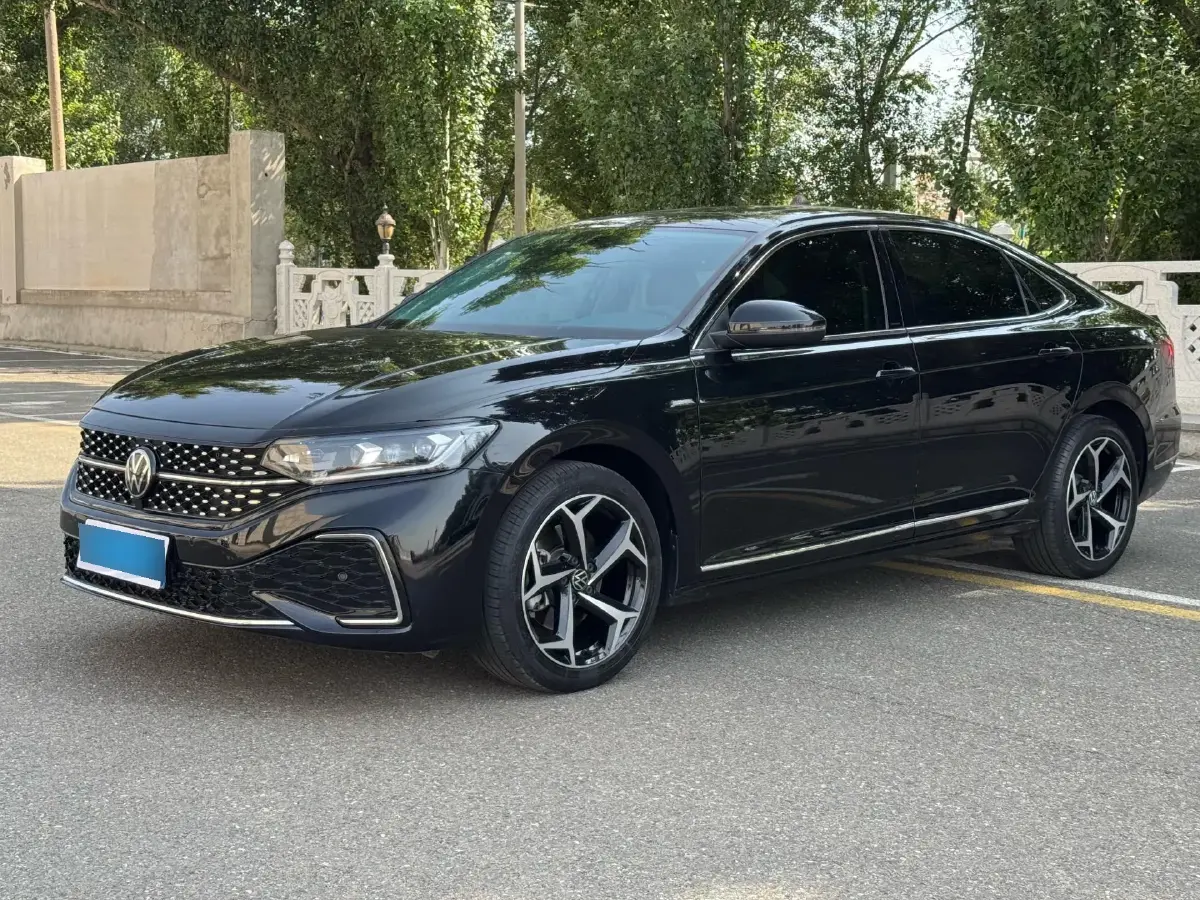 2023 Volkswagen Passat 2.0T 186HP L4 7DCT