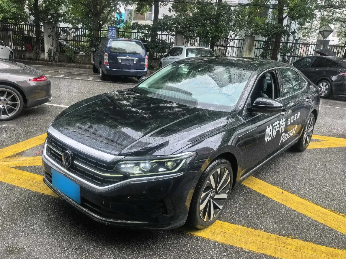 2023 Volkswagen Passat 2.0T 220HP L4 7DCT