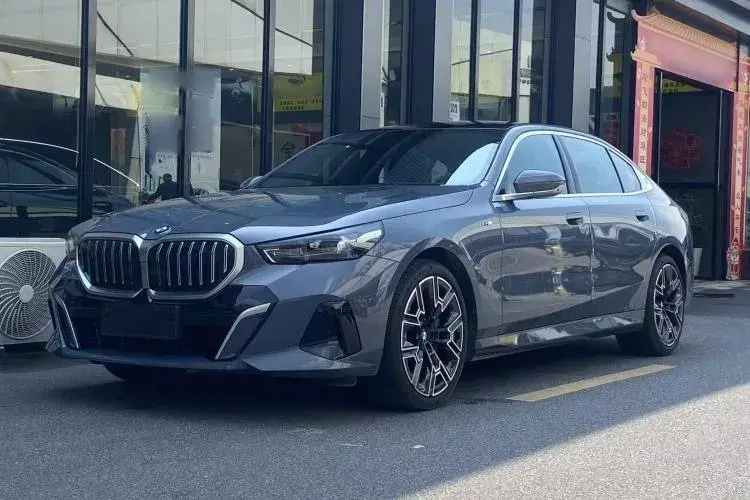 2025 BMW 5 Series 2.0T 258HP L4 8AT