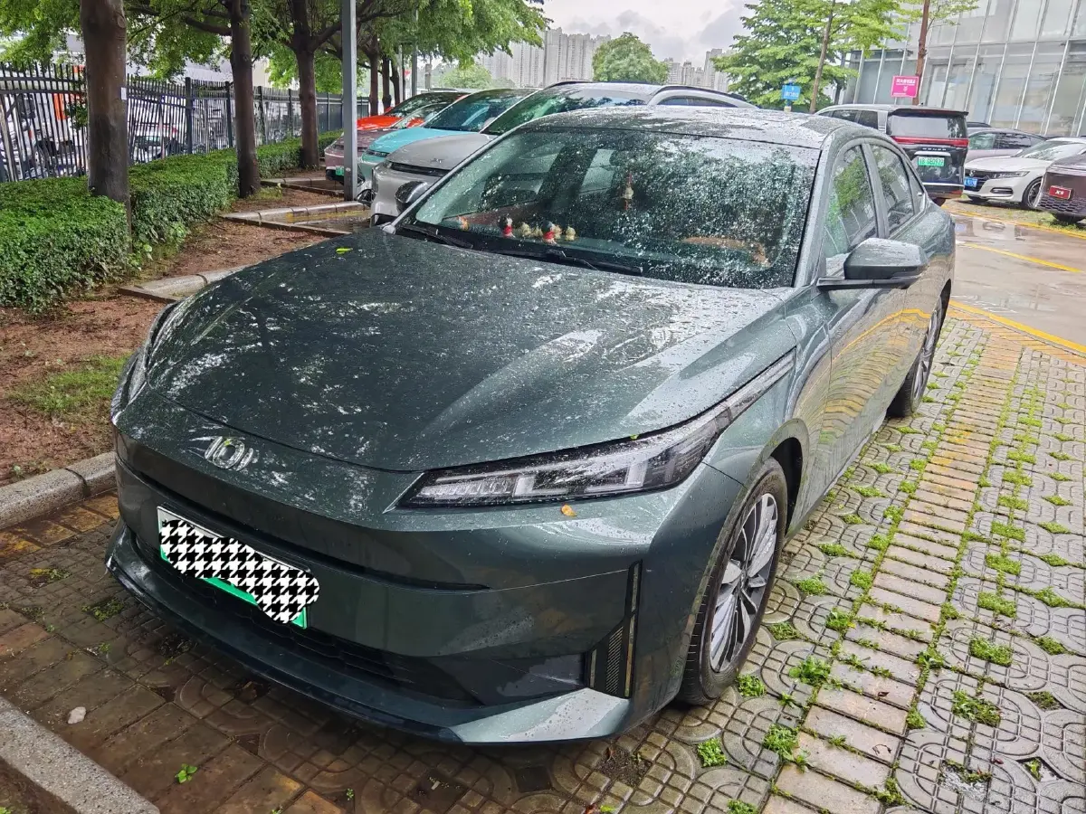 2024 ChangAn UNI-V iDD 1.5L 110HP L4 E-CVT PHEV 18.99KWH