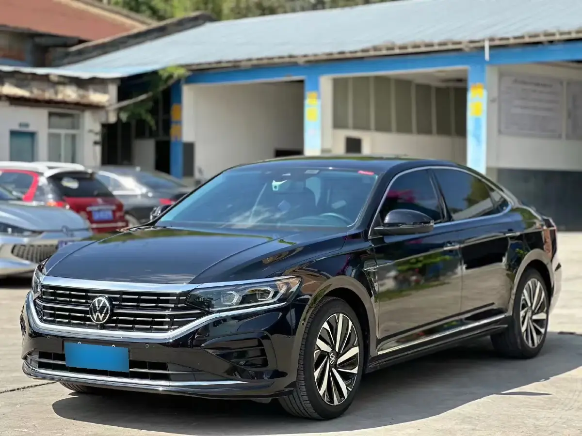 2023 Volkswagen Passat 2.0T 220HP L4 7DCT