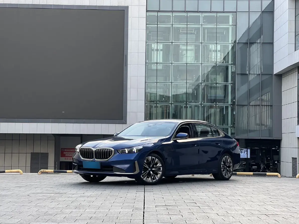 2024 BMW 5 Series 2.0T 258HP L4 8AT