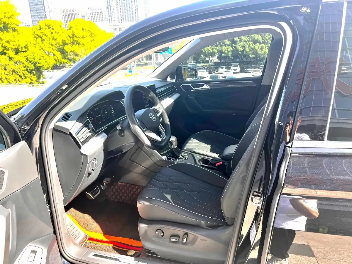 2024 Volkswagen Tiguan L 2.0T 186HP L4 7DCT,autocango,china used car exporter,china ev exporter,chinese used car exporter,chinese used ev exporter
